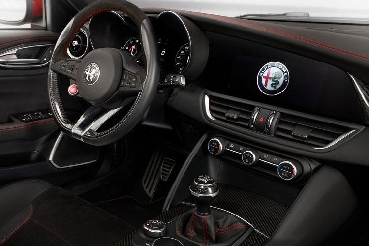 Alfa Romeo GIULIA inside image